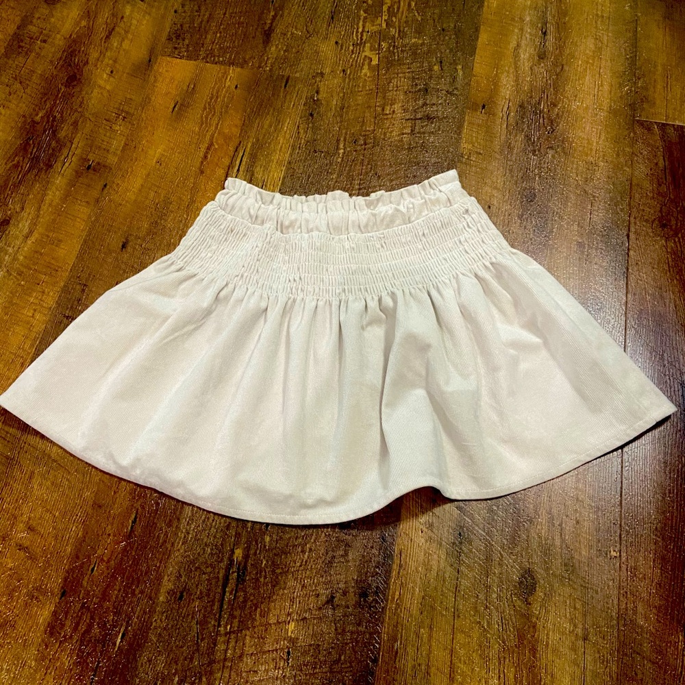 Girls Gianni Bini corduroy khaki skirt. Size 6. Excellent condition.